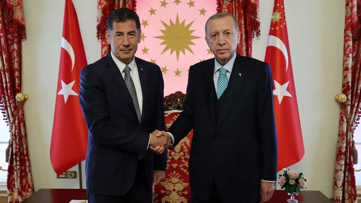 Turkish President Tayyip Erdogan and Sinan Ogan, nationalist candidate of the first round of presidential elections and eliminated when he came third, pose before a meeting in Istanbul, Turkey, on 19 May 2023 (Reuters)