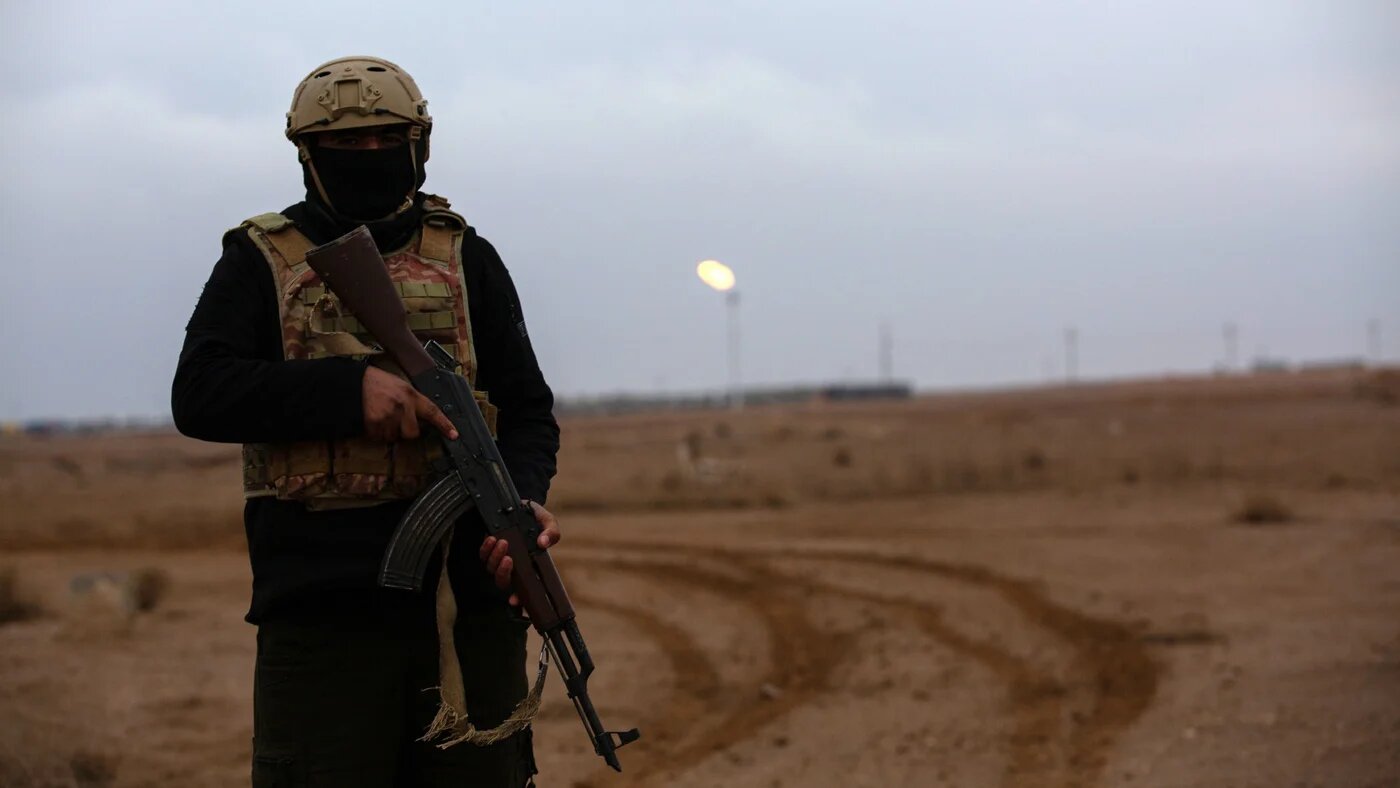 Internal security forces stand guard at al-Omar oilfield to prevent theft, after residents were reported to have entered the site at night to manually collect fuel, 23 January 2026 (Hosam Katan/MEE)