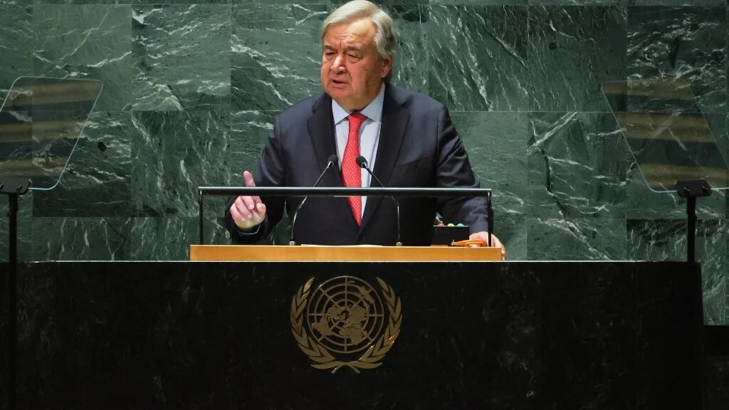 « Des terrains de sport aux écoles en passant par les places publiques, les filles et les femmes défient le patriarcat, et triomphent. Je suis à leurs côtés », a déclaré António Guterres le 19 septembre 2023 (AFP)