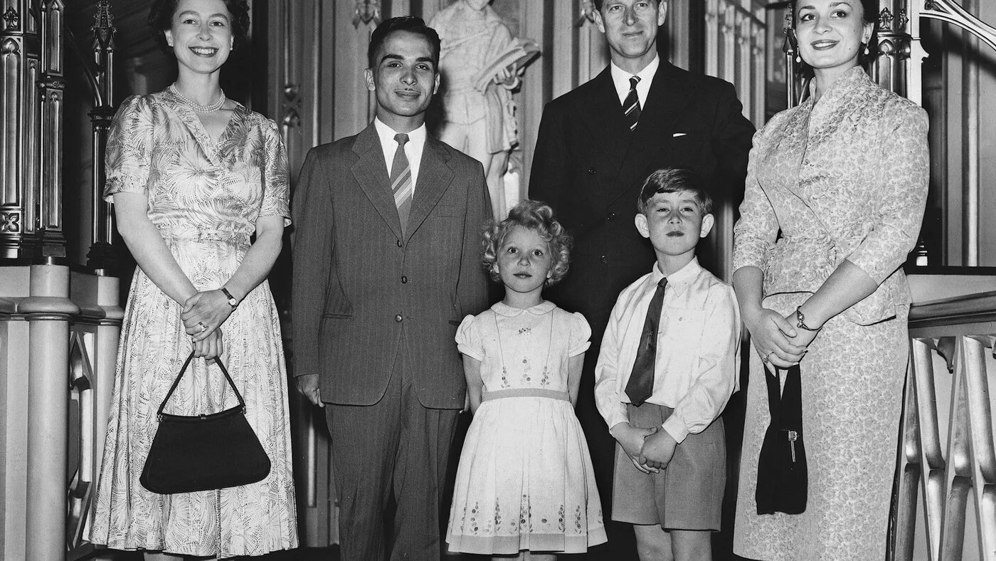 Le roi Hussein de Jordanie (deuxième en partant de la gauche) et son épouse la reine Dina (à droite) en lune de miel en Grande-Bretagne, posent avec la reine Elizabeth II (à gauche), le prince Philip (deuxième en partant de la droite), le prince Charles et la princesse Anne en juin 1955 au château de Windsor (AFP)