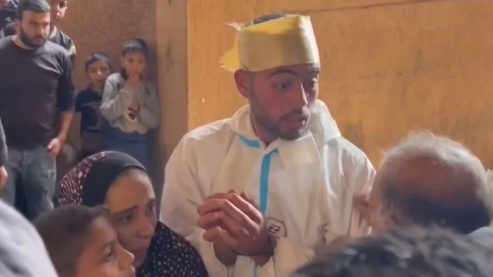 L’homme palestinien, envoyé à l’intérieur de l’hôpital pour avertir les déplacés d’évacuer, aurait été abattu de trois balles (X/Capture d’écran)