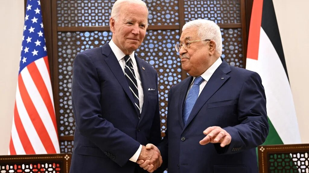 Le président américain Joe Biden est reçu par le président palestinien Mahmoud Abbas au complexe présidentiel de la Mouqataâ à Bethléem, en Cisjordanie occupée le 15 juillet 2022 (AFP/Mandel Ngan)