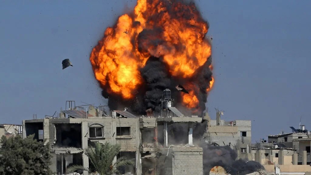 Smoke and fire rise after an Israeli air strike on a house in Khan Younis, in the southern Gaza Strip, on 9 September 2026 (Bashar Taleb/AFP)