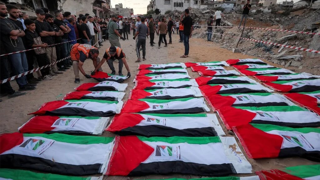 Palestinian mourners gather in Gaza City after the recovery from the rubble of the unidentified remains of more than 100 people, on 30 September 2026 (Omar al-Qattaa/AFP)