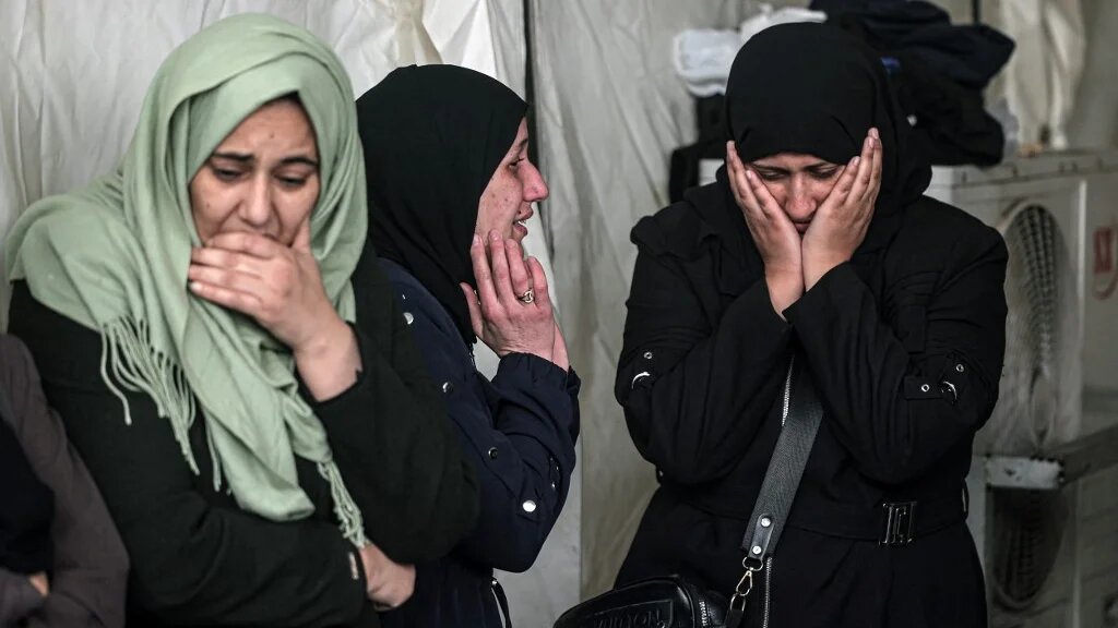 Des Palestiniennes pleurent après avoir identifié les corps de leurs proches tués lors d’un bombardement israélien nocturne dans le sud de la bande de Gaza, à Rafah, le 10 février 2024 (AFP/Said Khatib)