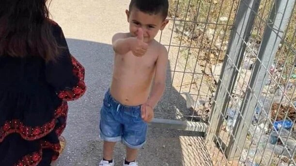 Youcef Qebha, trois ans, a été obligé par des soldats israéliens a enlever son tee-shirt qui porte le dessin du fusil M-16 (Twitter)