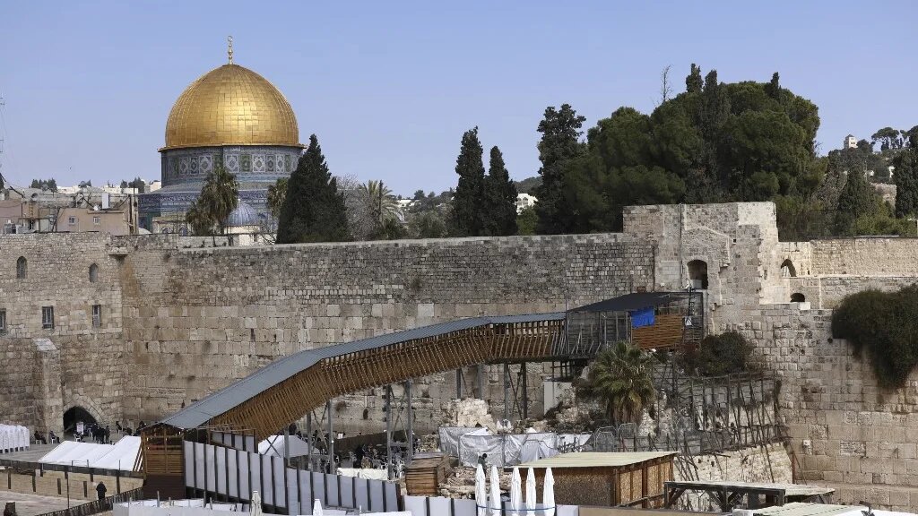 Vue générale du mur occidental, ou mur des Lamentations, à Jérusalem, avec la mosquée du Dôme du Rocher dans le complexe de la mosquée al-Aqsa en arrière-plan (AFP/Ronaldo Schemidt) 