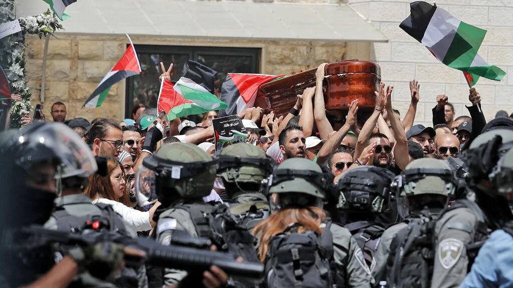 La police israélienne a attaqué le cortège portant le cercueil de la journaliste assassinée Shireen Abu Akleh, le 13 mai 2022 (AFP/Ahmad Gharabil)