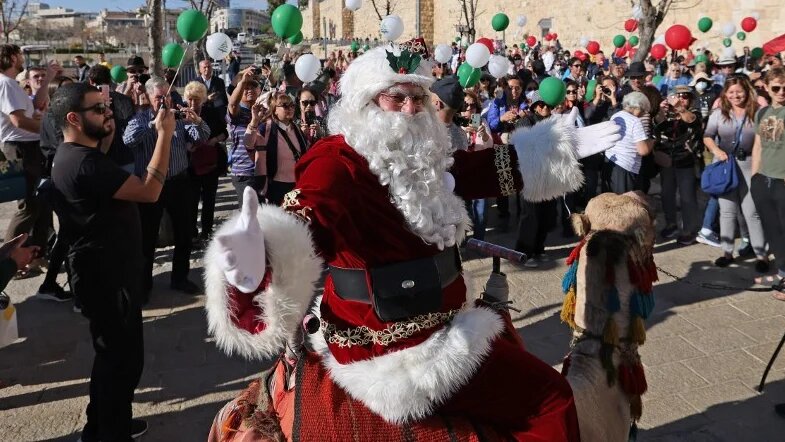 Lorsque Issa Kassissieh était enfant, son père se costumait déjà en père Noël, avec sa hotte rouge, pour son plus grand bonheur (AFP/Ahmad Gharabali)