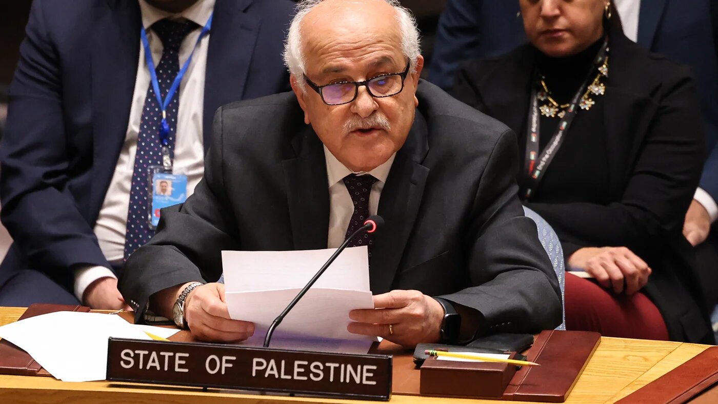 L'ambassadeur palestinien à l’ONU Riyad Mansour annonce, « à la demande des dirigeants palestiniens », relancer cette requête datant de 2011 et appelle le Conseil à l’examiner « en avril 2024 » (Charly Triballeau/AFP)