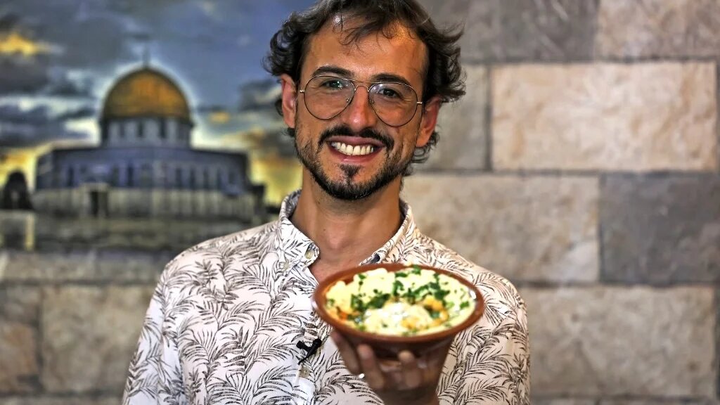 « Tout le monde faisait quasiment la même chose mais récemment je vois des gens lancer de nouvelles idées », explique le guide touristique Izzeldin Bukhari (AFP/Ahmad Gharabli)
