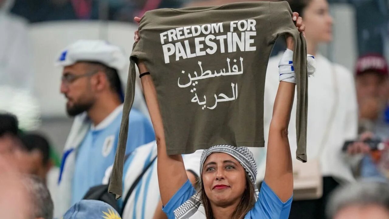 Une supportrice uruguayenne affiche son soutien à la Palestine dans un stade de la Coupe du monde du Qatar (Twitter)