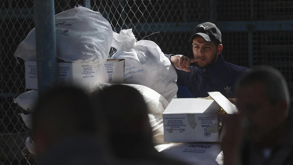 Un Palestinien devant un centre de l’UNRWA à Gaza, le 1er mars 2022 (AFP/Mohamed Abed)
