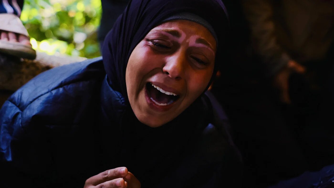 A Palestinian mourns those killed by an Israeli strike, at Nasser Hospital in Khan Younis, south Gaza, on 4 December, 2025 (AFP/Bashar Taleb)