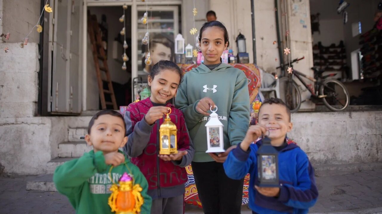 Dans le nord de Gaza, des enfants palestiniens posent avec leurs lanternes du Ramadan, au milieu des destructions causées par cinq mois de bombardements israéliens (Photo fournie/Correspondant de MEE)