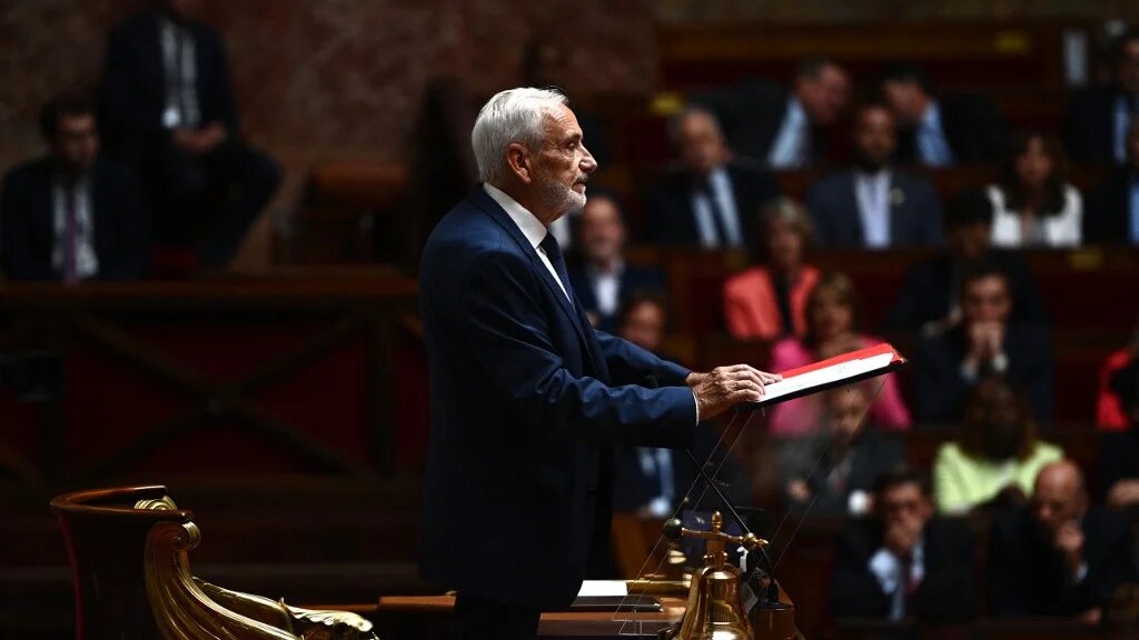 « Ce symbole d’unité française [représenté par le Parlement] touche l’enfant d’une France d’ailleurs, que je suis, arraché à sa terre natale et brossé sur les côtes provençales par le vent de l’histoire en 1962 », a déclaré José Gonzalez en évoquant l’Algérie, lors du discours inaugural de la nouvelle Assemblée nationale, le 28 juin 2022 (AFP/Christophe Archambault)