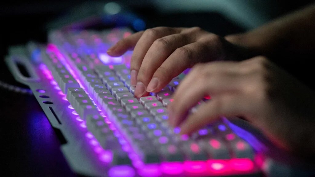 La plupart des attaques commanditées par des États se rapportent à Pegasus et à la fuite d’une liste contenant plus de 50 000 numéros de téléphone (AFP/Nicolas Asfouri)