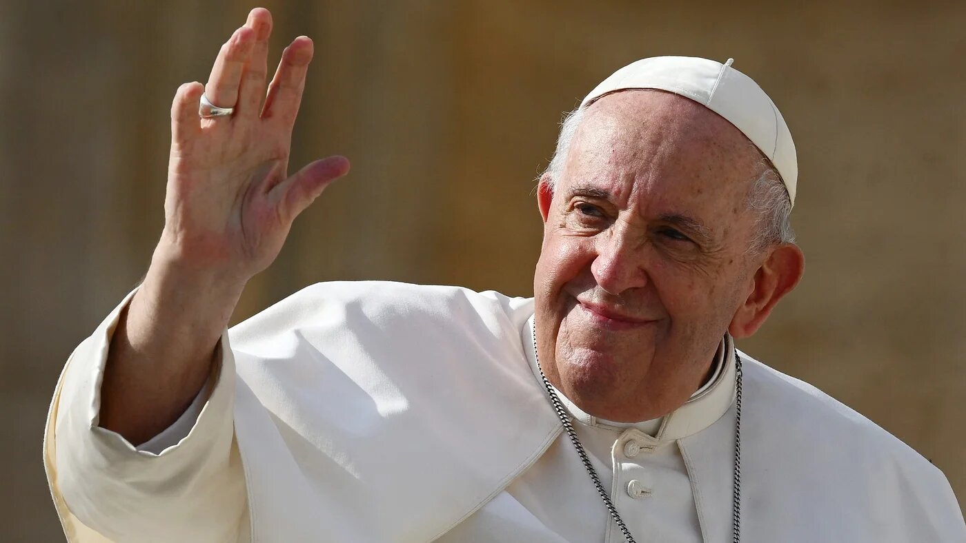 Pope Francis waves at to crowds at Saint Peter's Square in the Vatican on 26 October, 2022 (AFP/Vincenzo Pinto)