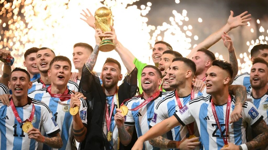 L’Argentine, sacrée championne du monde pour la troisième fois, a réussi dimanche 18 décembre à offrir à Lionel Messi (au centre avec le trophée) le grand titre qui lui manquait (AFP/Franck Fife)