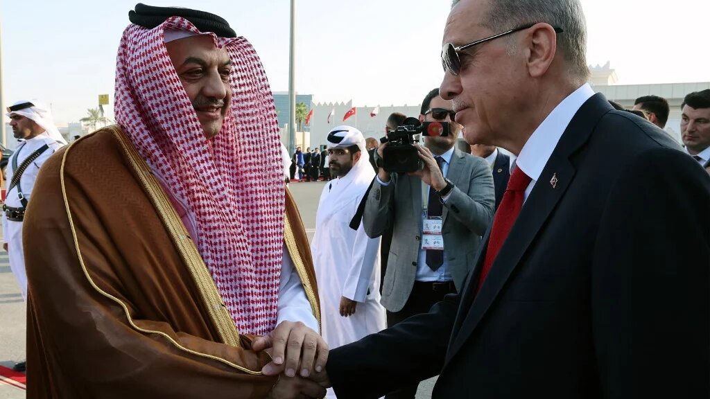 Le ministre d’État qatari à la Défense, Khalid ben Mohammad al-Attiyah (à gauche), accueille le président turc Recep Tayyip Erdoğan à l’aéroport international de Doha, le 18 juillet 2023 (AFP)
