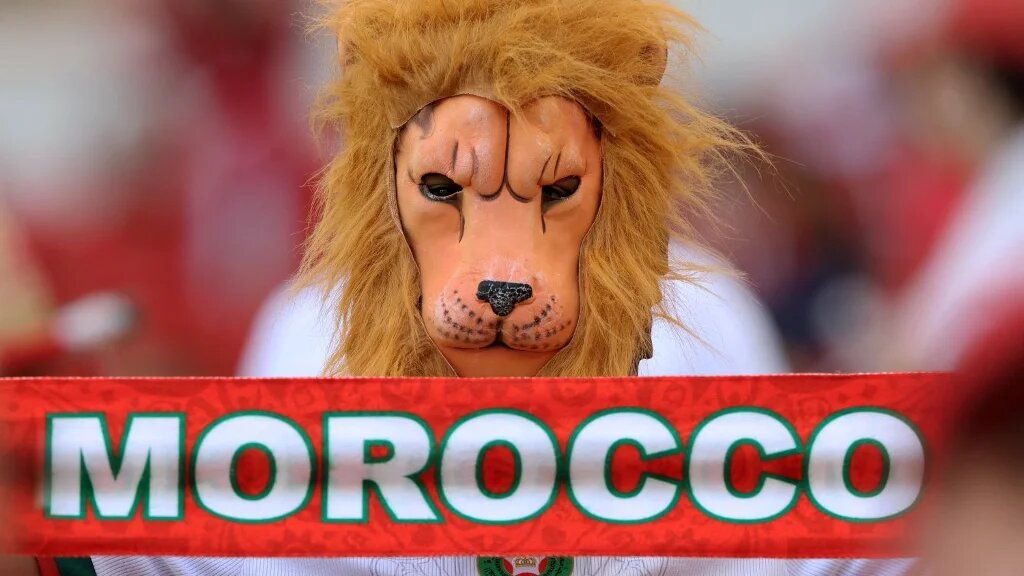 Un supporteur marocain caché derrière un masque de lion alors que l’équipe nationale du Maroc (les Lions de l’Atlas) s’apprête à affronter la Belgique, le 27 novembre 2022 à Doha (AFP/Fadel Senna)