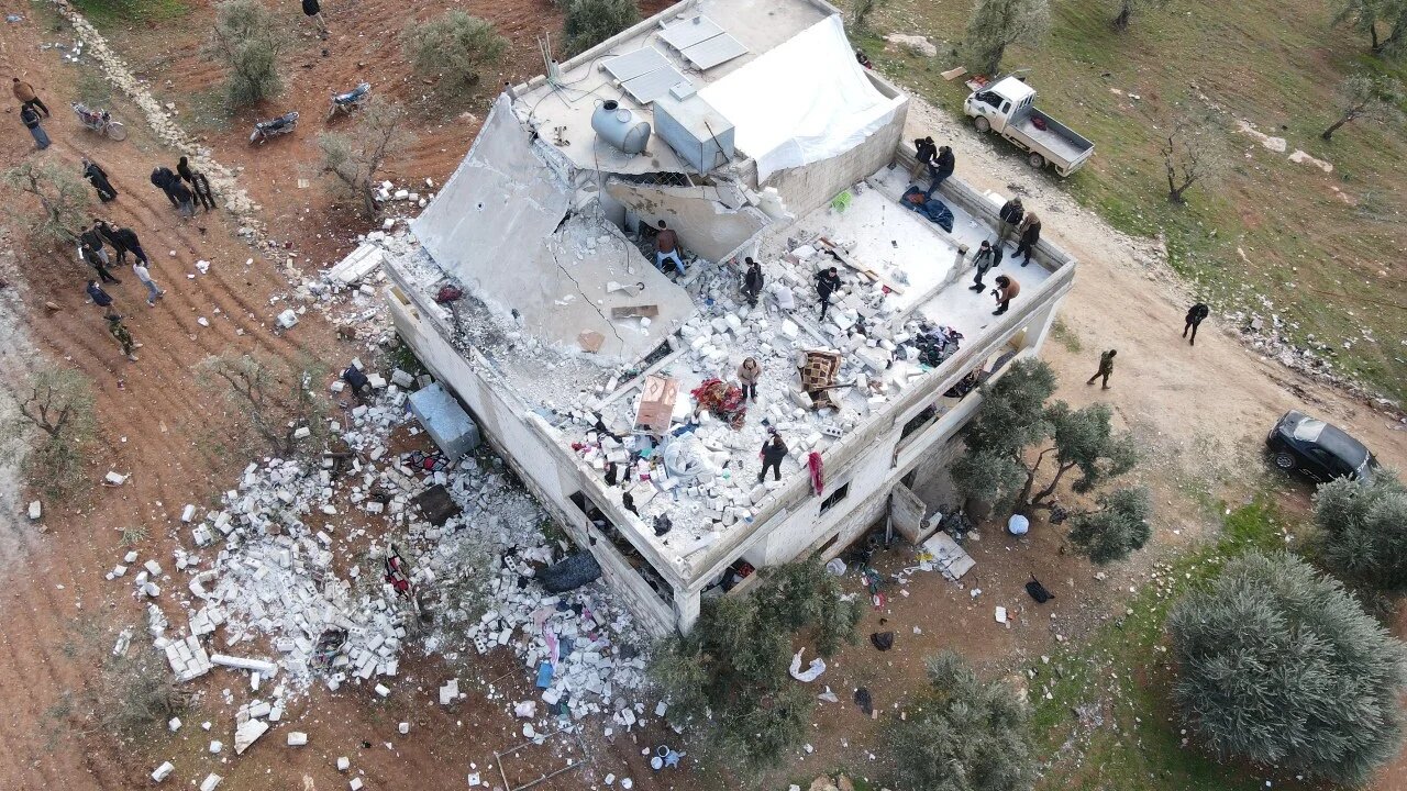 Les avions de la coalition ciblaient tout mouvement autour de la maison, y compris les voitures, dont certaines seraient venues soutenir les combattants qui étaient attaqués (MEE/Izzeddin Kasim) 