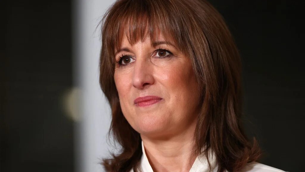 Chancellor of the Exchequer Rachel Reeves speaks to nurses and members of the media during a visit to University College London Hospital, 26 November 2025 (Adrian Dennis/AFP)