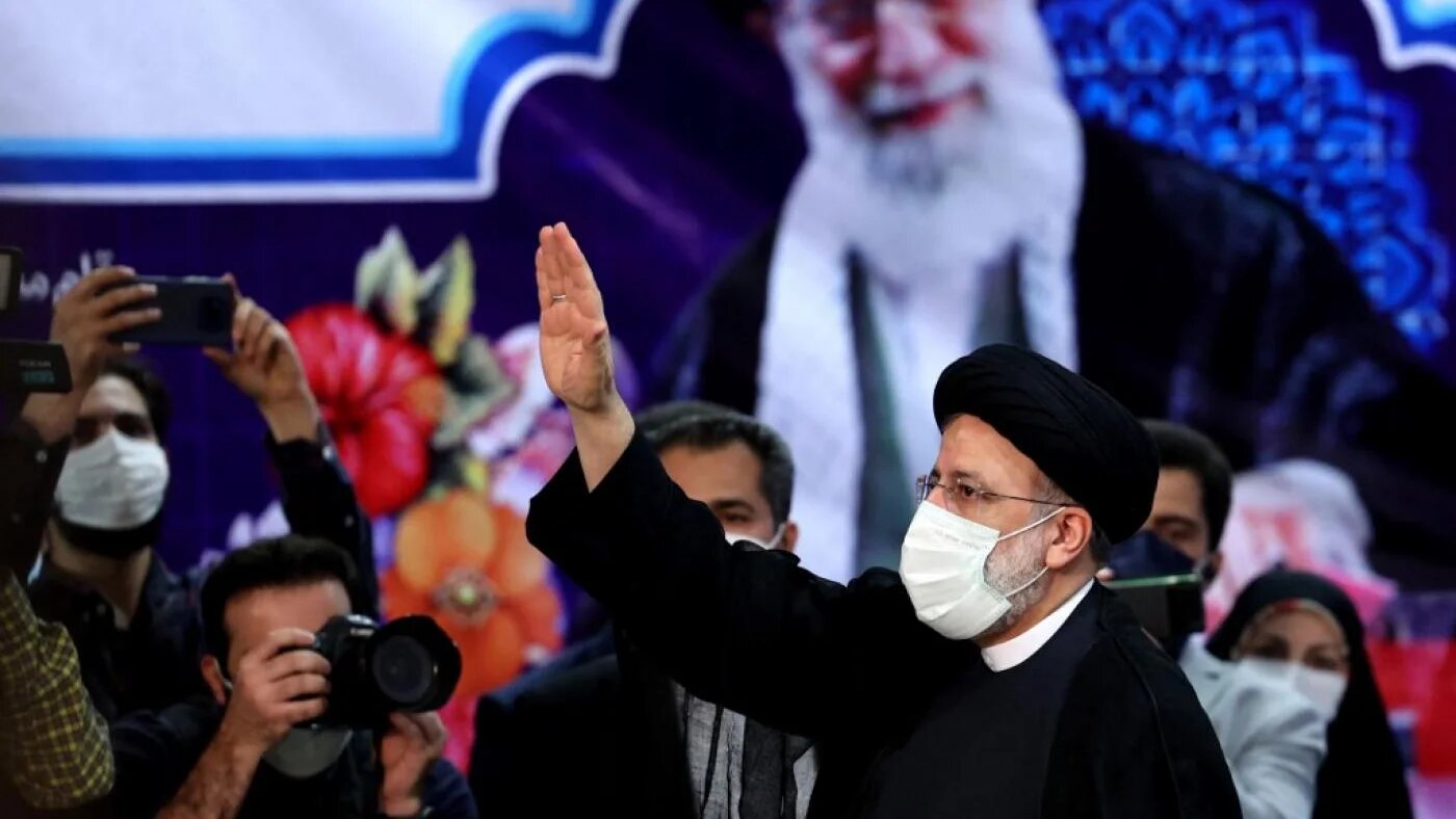 Le magistrat iranien Ebrahim Raïssi présente sa candidature à l’élection présidentielle, le 15 mai 2021 à Téhéran (AFP)