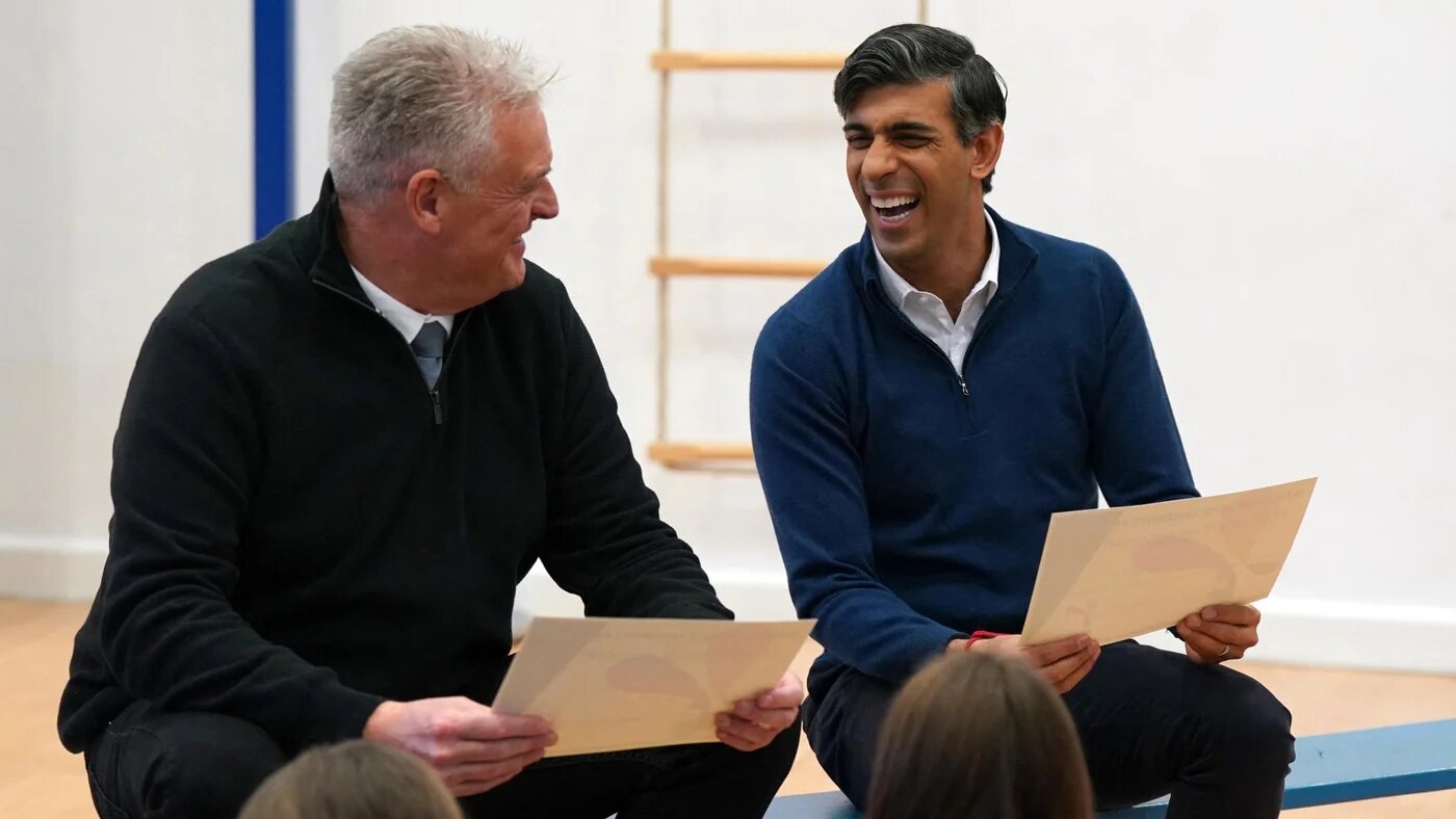 Britain's Prime Minister Rishi Sunak and Conservative Party Deputy Chairman, Lee Anderson, in Sutton-in-Ashfield, central England on 4 January 2024 (AFP/Jacob King)