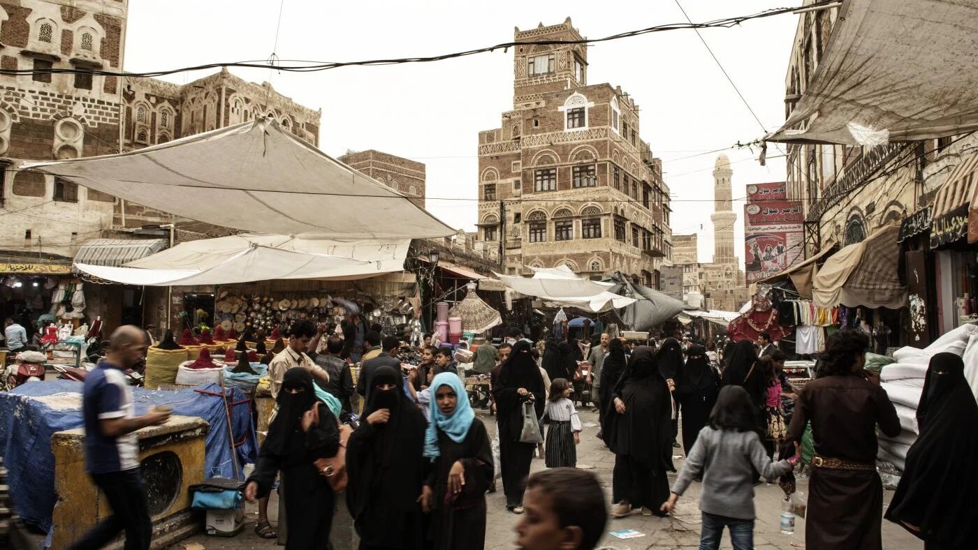 Le vieux souk de Sanaa illustre les contradictions de la guerre au Yémen (MEE/Alessio Romenzi)