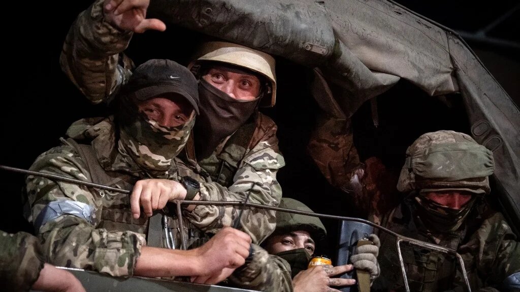 Un membre du groupe Wagner sur un véhicule militaire, le 24 juin 2023 à Rostov-sur-le-Don, dans l’ouest de la Russie (AFP/Roman Romokhov)