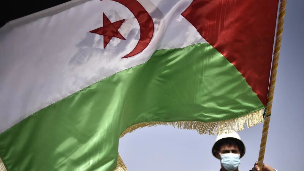 Un soldat sahraoui tient le drapeau sahraoui lors d’un défilé marquant le 45e anniversaire de la déclaration de la République arabe sahraouie démocratique (RASD), dans un camp de réfugiés prés de Tindouf, dans le sud-ouest de l’Algérie, le 27 février 2021 (AFP/Ryad Kramdi)