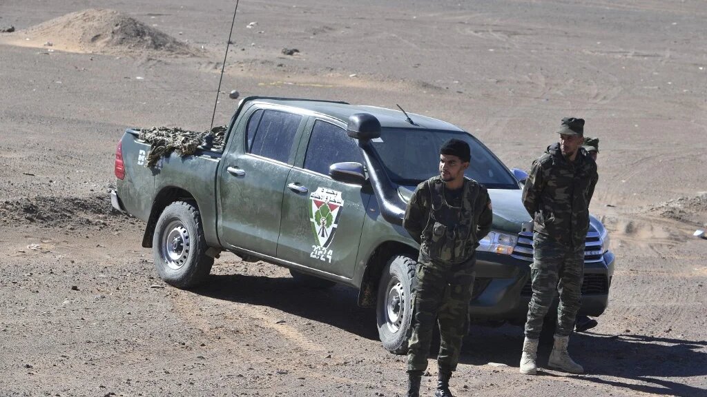 Point de contrôle surveillé par les forces de sécurité sahraouies, à l'extérieur du camp de réfugiés de Dakhla, à environ 170 km au sud-est de la ville algérienne de Tindouf, le 14 janvier 2023 (AFP/Ryad Kramdi)