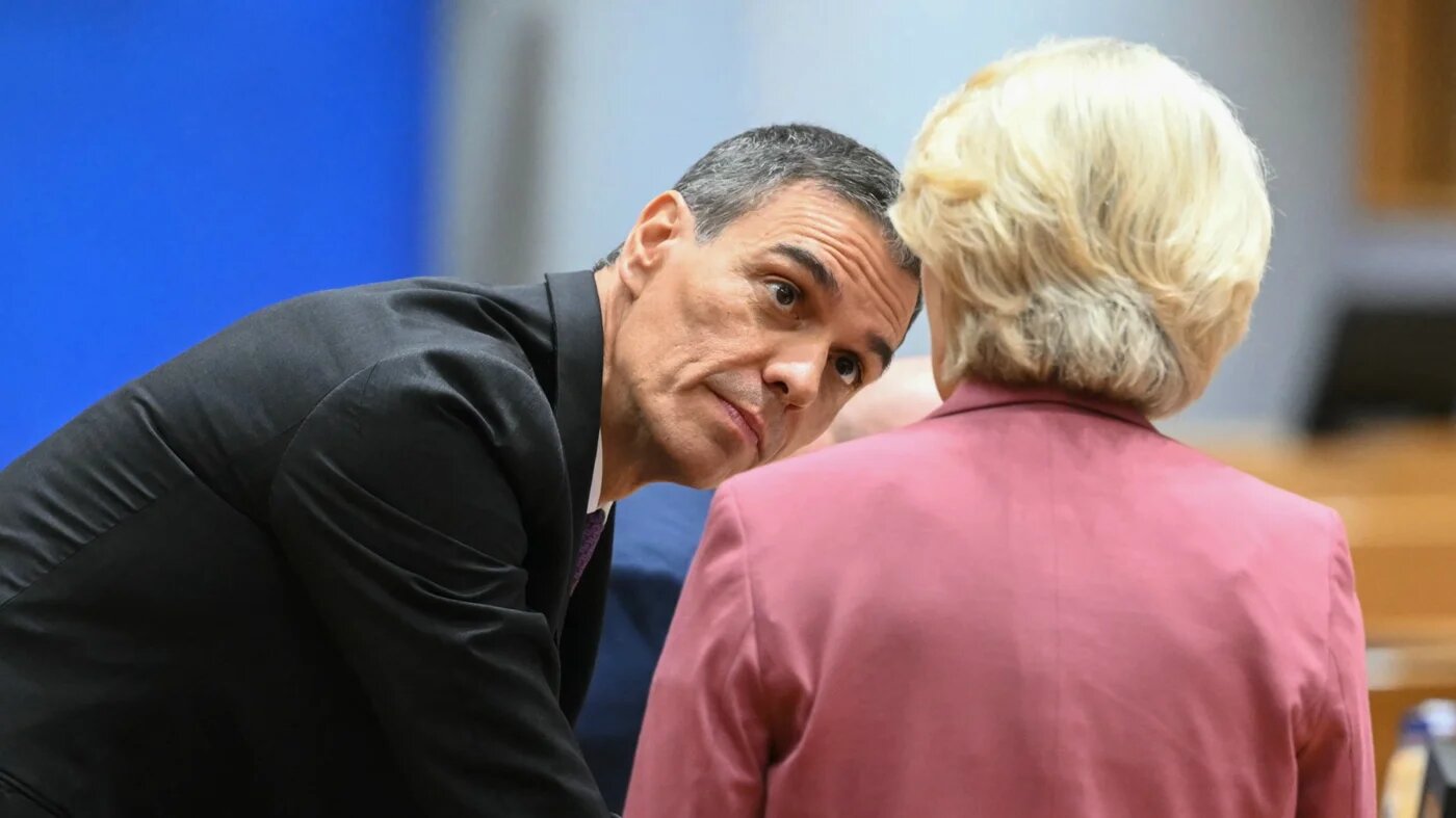 Spain's Prime Minister Pedro Sanchez (L) looks at European Commission President Ursula Von der Leyen prior to a roundtable as part of the EU Western Balkans summit in Brussels on 17 December 2025 (Nicolas Tucat/AFP)