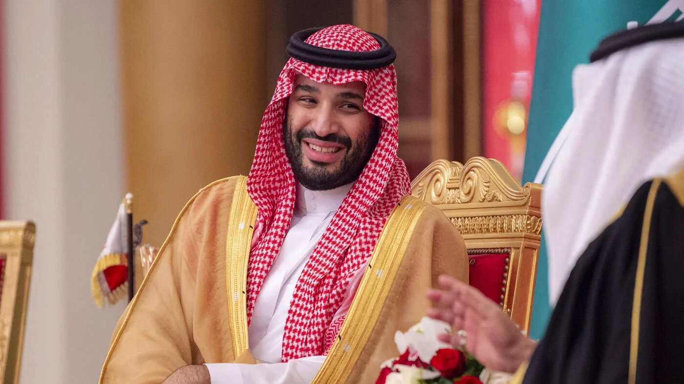 A handout picture released by the Saudi Royal Place shows Bahrain's King Hamad bin Isa al-Khalifa (R) with Saudi Crown Prince Mohammed bin Salman in the capital Manama, on 9 December 2021. (Afp)