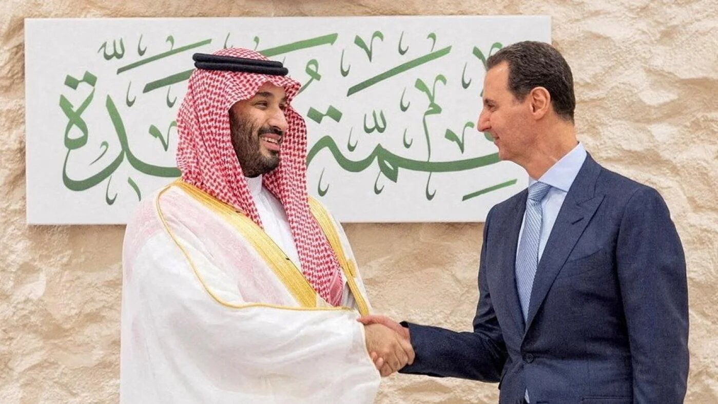Le prince héritier d’Arabie saoudite Mohamed ben Salmane serre la main du président syrien Bachar al-Assad avant le sommet de la Ligue arabe à Djeddah, en Arabie saoudite, le 19 mai 2023 (Reuters)