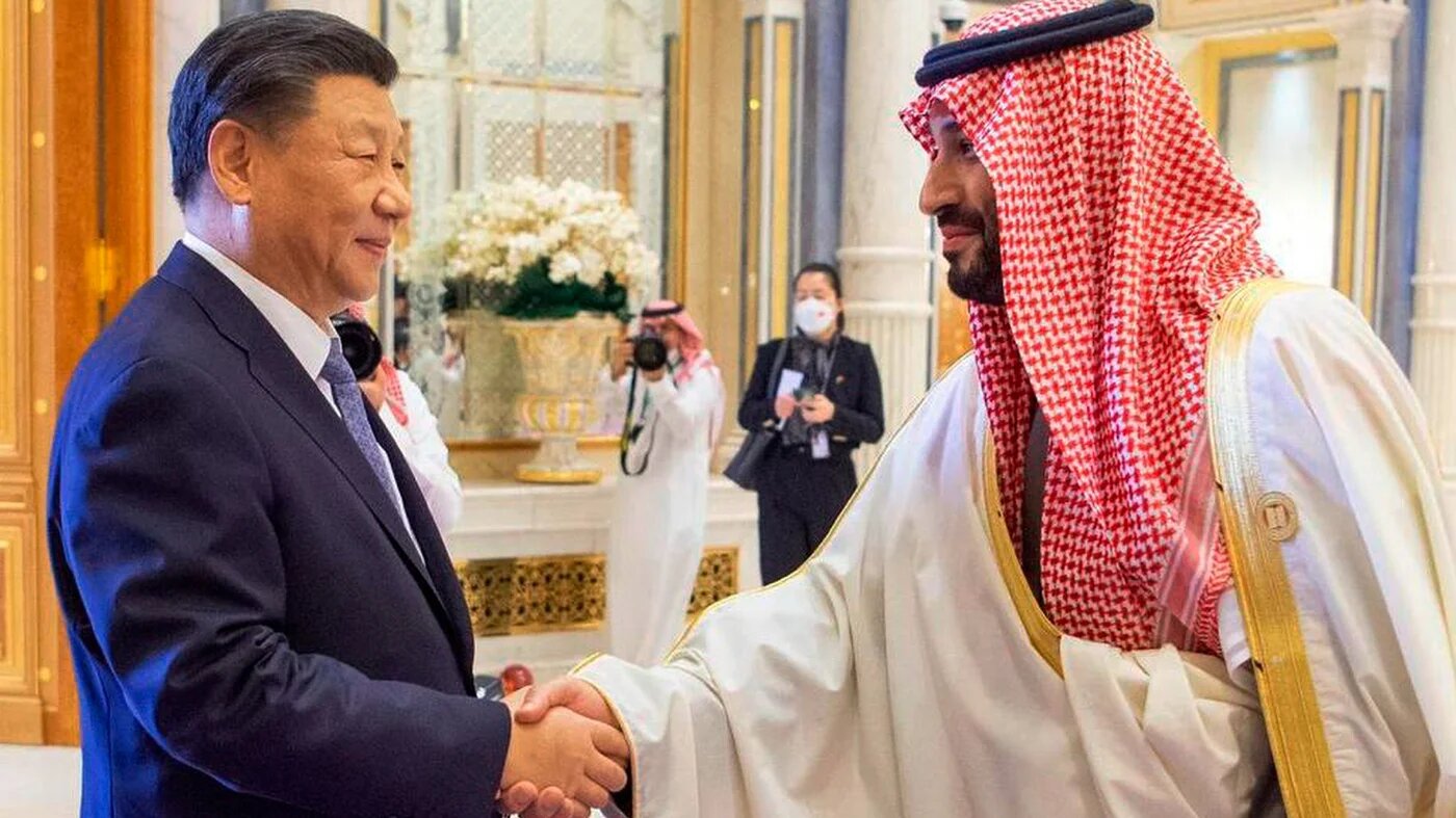 Poignée de main entre le prince héritier d’Arabie saoudite et le président chinois Xi Jinping lors du sommet du Conseil de coopération du Golfe (CCG) à Riyad, le 9 décembre 2022 (AP)