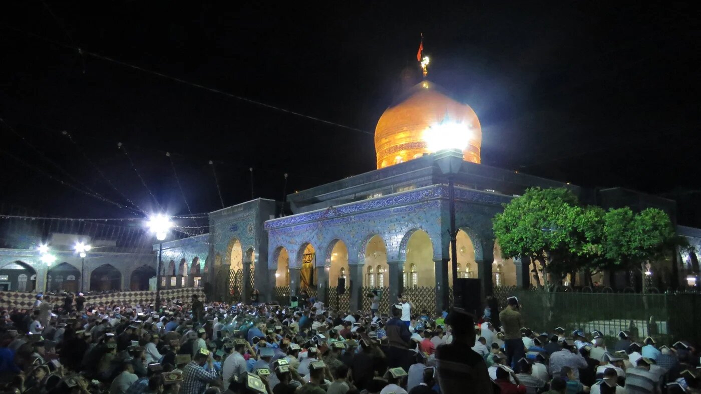 Syrian Shia Muslims pray outside the shrine of Sayyida Zeinab in Damascus on 28 June 2016 (AFP)