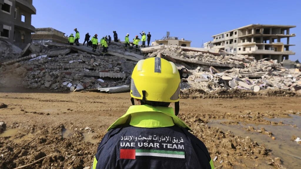 Une équipe de 42 sauveteurs arrivée vendredi des Émirats arabes unis, équipée de caméras de recherche avancée, de capteurs et de réservoirs de carburant (AFP/Karim Sahib)