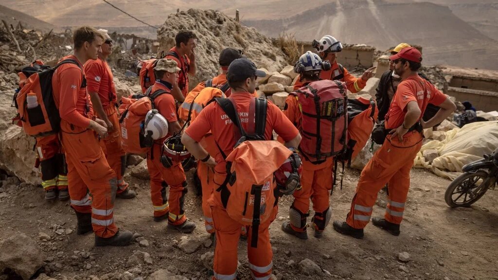 Pour les secouristes britanniques, rassemblés dans la province d’Al Haouz, dans les montagnes du Haut Atlas, les espoirs de retrouver des survivants se sont évanouis (AFP/Fadel Senna)