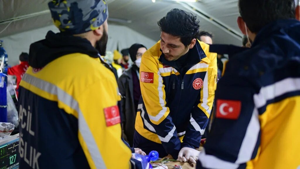 Un sauveteur pratique un massage cardiaque sur un blessé à l’hôpital de campagne de Hatay, le 13 février 2023 (AFP/Yasin Akgul)
