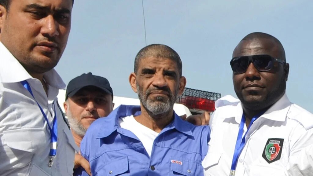 Abdallah Senoussi, ex-chef du renseignement libyen, escorté pour son audience préliminaire à la cour d’appel de Tripoli, le 19 septembre 2013 (AFP)