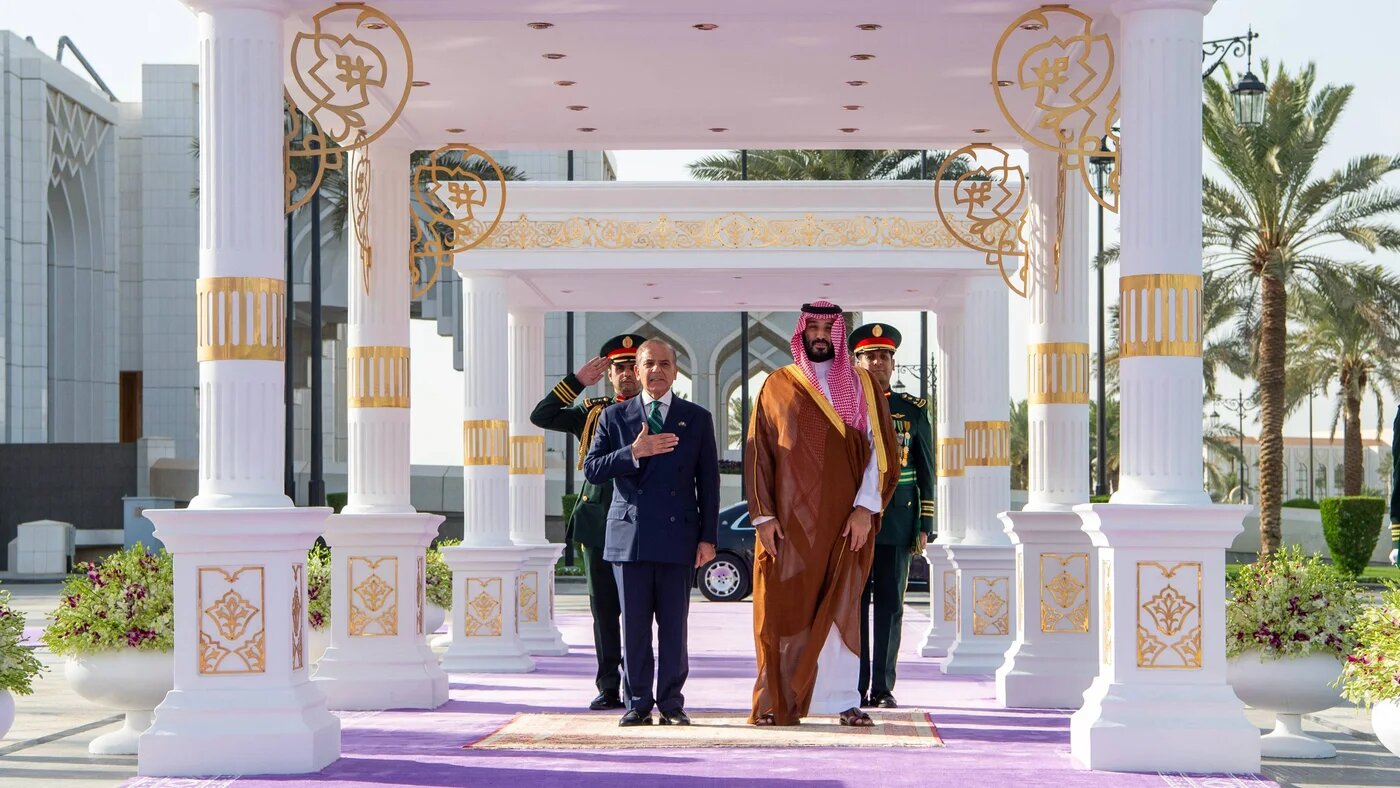 Saudi Arabia's Crown Prince Mohammed bin Salman (right) welcomes Pakistan’s Prime Minister Shehbaz Sharif (left) ahead of a meeting in Riyadh on 17 September 2025 (AFP/SPA)
