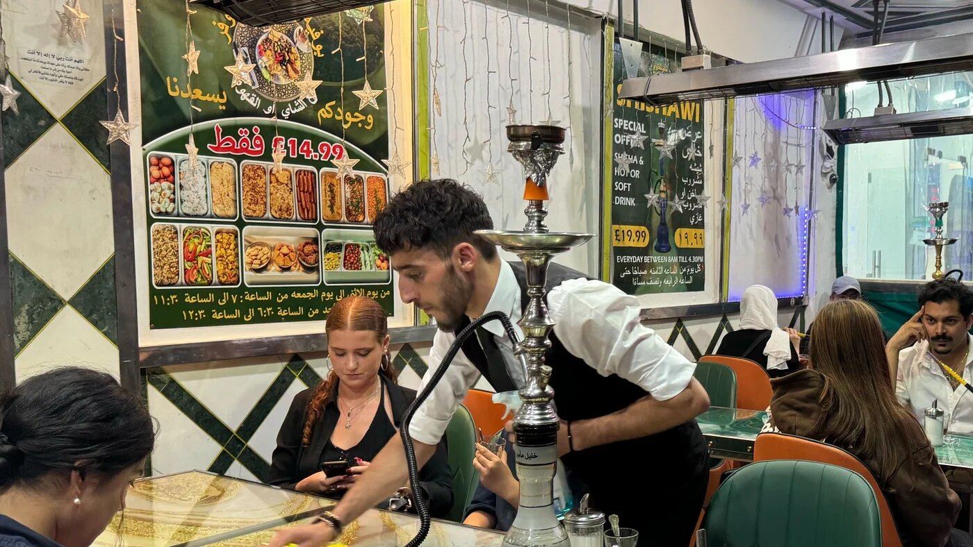 Elma and Zohal, recent university graduates, come to Shishawi for a relaxing evening out (MEE/Mohammad Saleh)