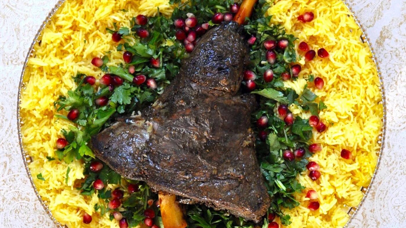 Le shuwa est idéalement servi avec du riz épicé ou au safran et une salade à base de yaourt (@dinewithdina / Instagram)
