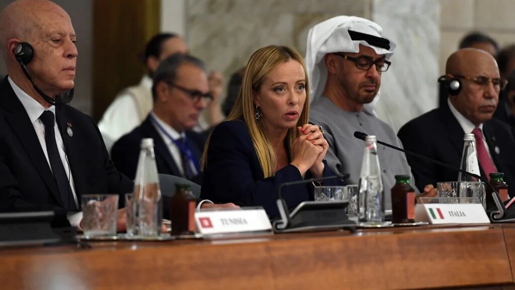 Kais Saied à côté de Giorgia Meloni, lors du sommet international des migrations à Rome, le 23 juillet 2023 (AFP)