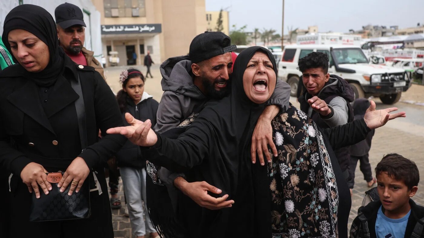 Relatives mourn a loved one killed in an overnight Israeli strike in Khan Younis, southern Gaza Strip, 29 March 2026 (AFP/Bashar Taleb)