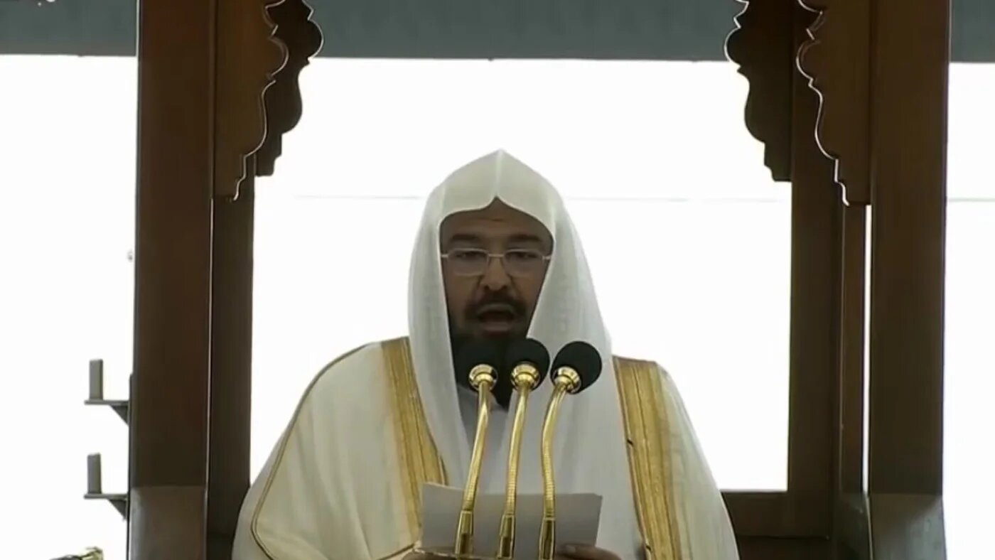 Abdul Rahman al-Sudais prononce le prêche du vendredi dans le lieu le plus saint de l’islam à La Mecque, le 4 septembre 2020 (Twitter/capture d’écran)
