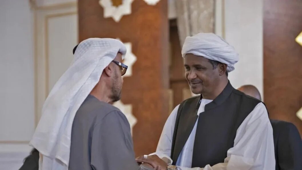 RSF leader General Mohamed Hamdan Daglo 'Hemeti' (right) meet Emirati leader Mohamed bin Zayed al-Nahyan (left) at the Presidential Airport in Abu Dhabi on 15 May 2022 (AFP/Rashed Al-Mansooori)