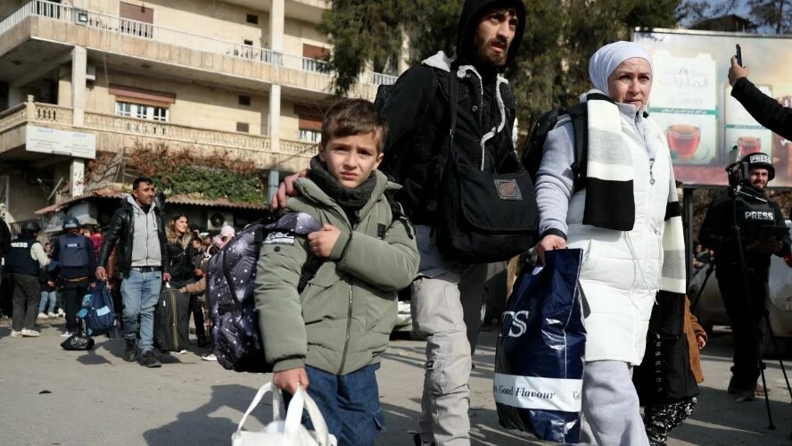 Residents flee predominantly Kurdish neighbourhoods of Aleppo, Syria, amid clashes between the SDF and government forces on 8 January 2026 (Omar Haj Kadour/AFP)